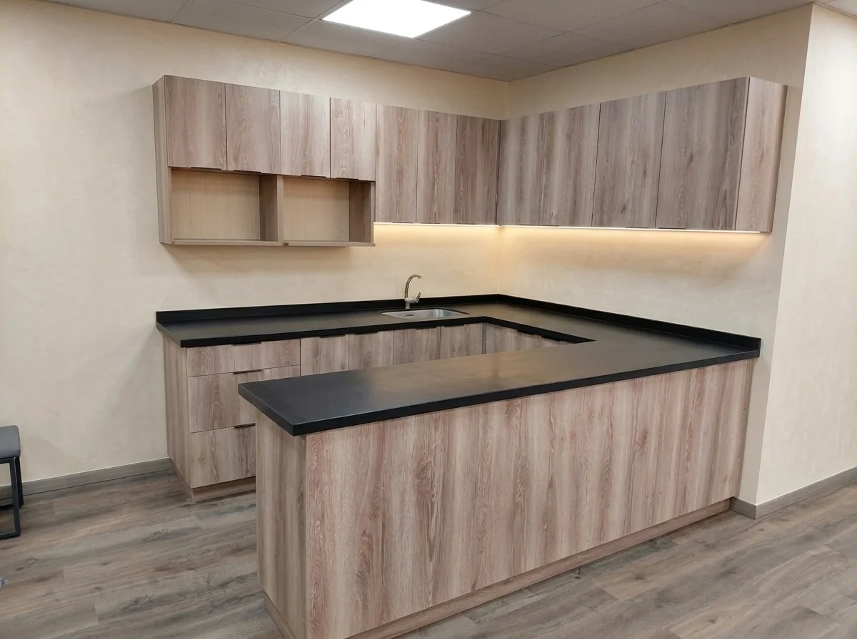 Cocina Integral en U en Vitacura — Nogal Nativo & Cuarzo Negro