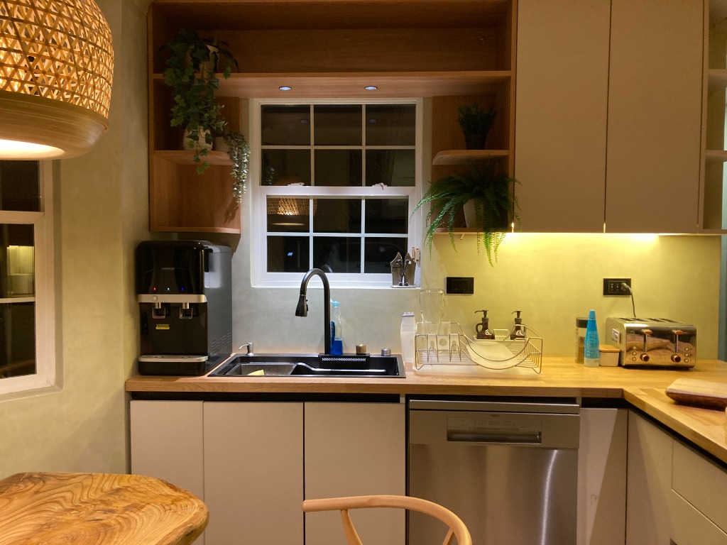 Zona de lavaplatos y ventana remodelada por DCajón con repisas LED