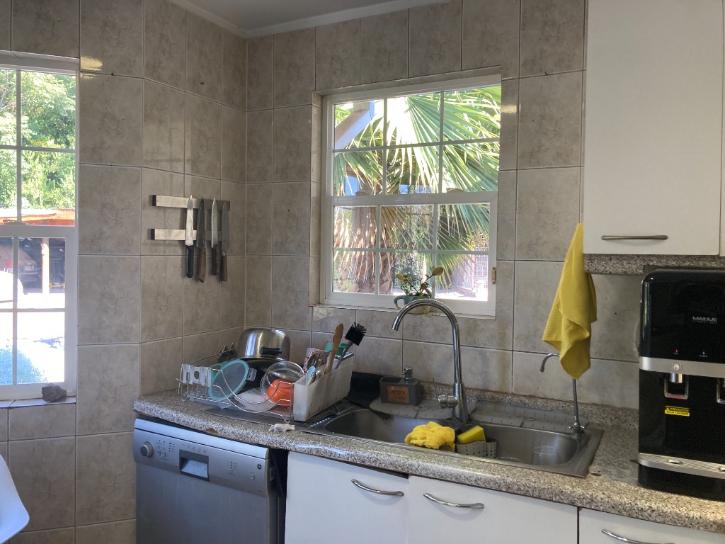 Zona de lavaplatos y ventana antes de remodelar por DCajón